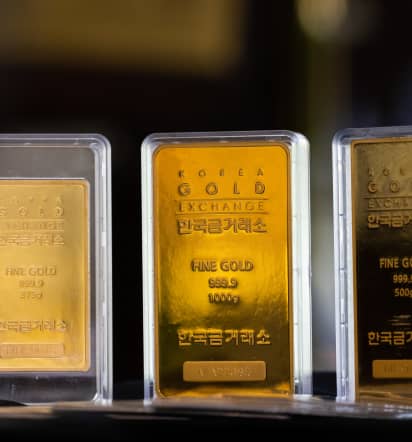 Gold listless as investors hunt for Fed rate clues