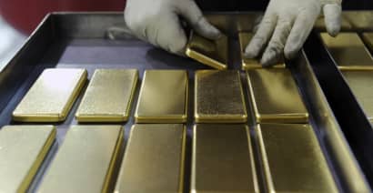 Gold ticks lower, traders assess Fed rate trajectory